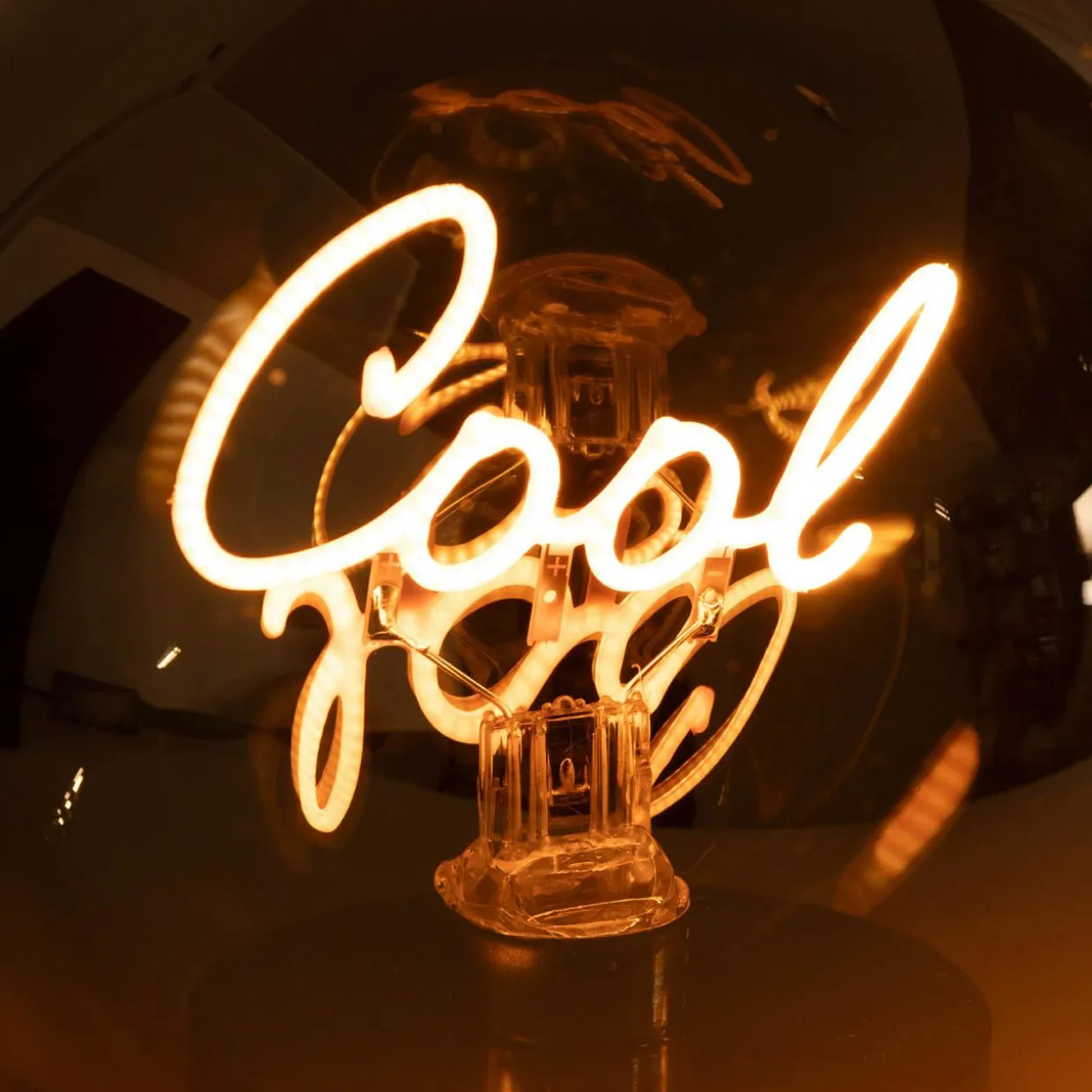 Dekoracyjna LED szklana kula z napisem COOL