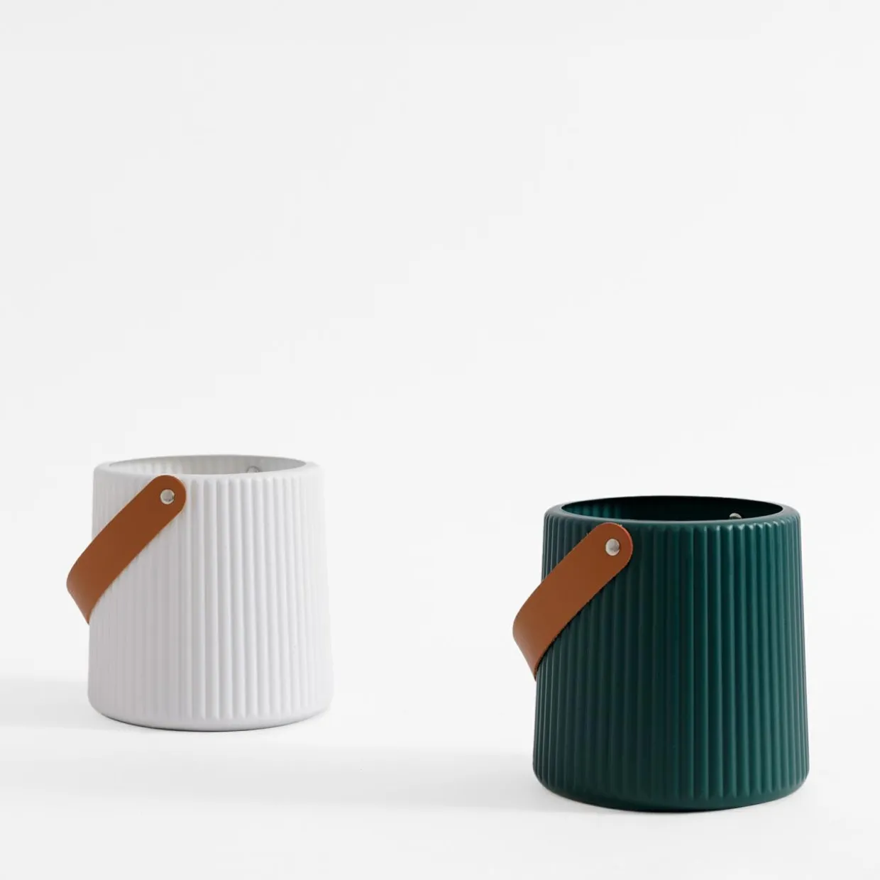 Doniczka z uchwytem biała 15 cm