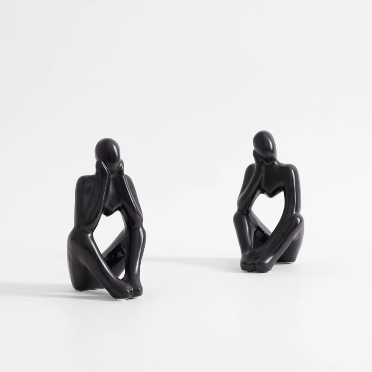 Figurka dekoracyjna czarna MYŚLĄCY CZŁOWIEK 19 cm