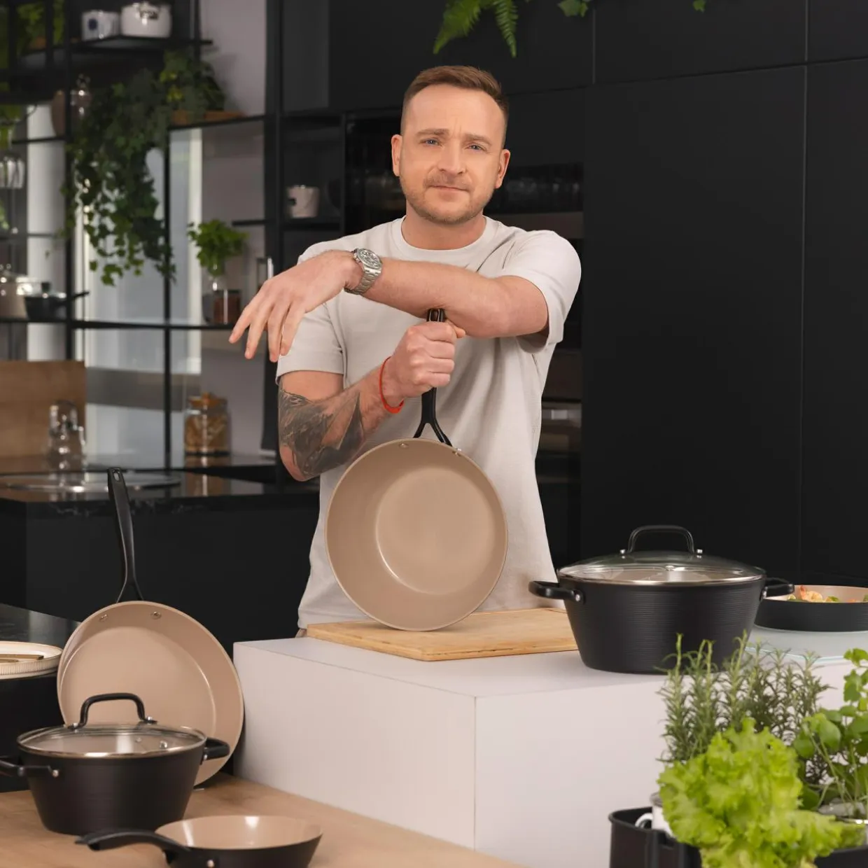 Garnek aluminiowy z pokrywką CARINA BLACK 2,2 l