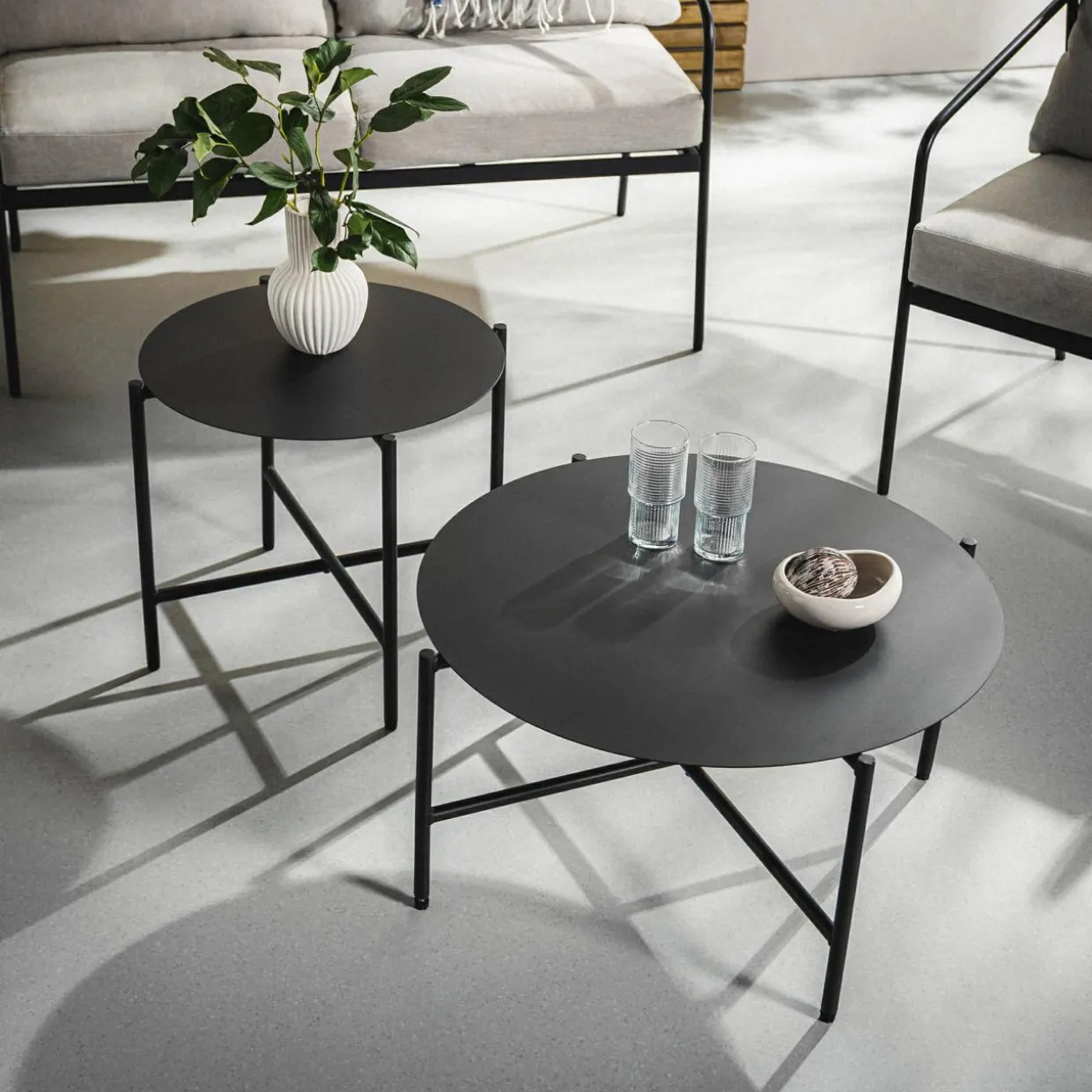 Komplet ogrodowy sofa, 2 fotele i 2 stoliki SURRI
