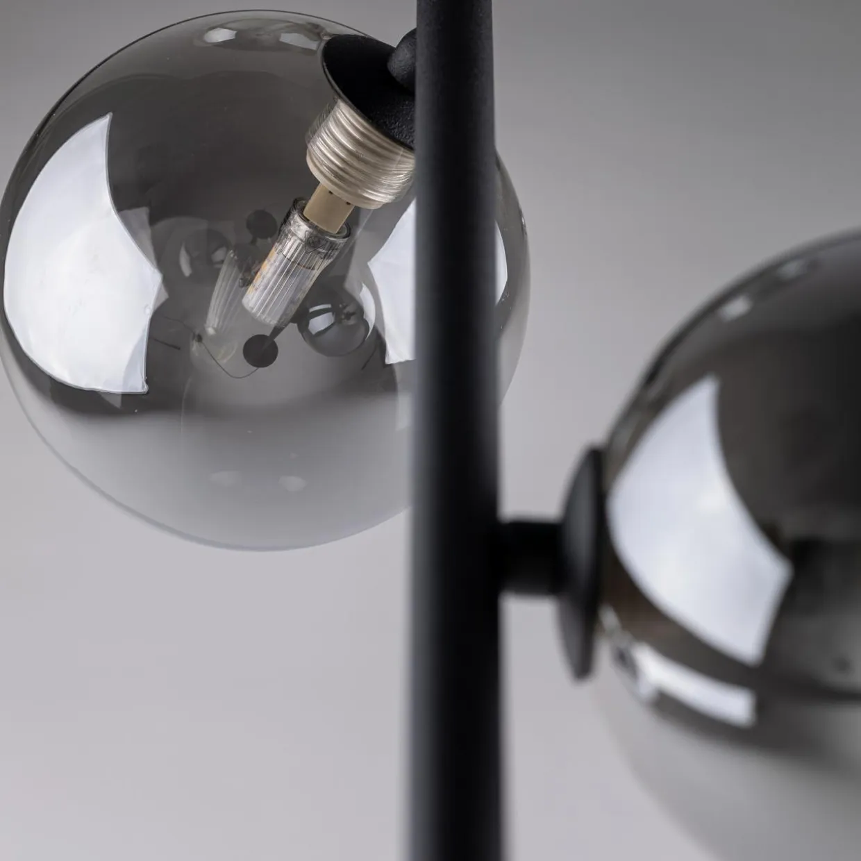Lampa podłogowa czarna ESTERA