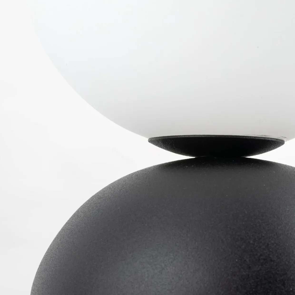 Lampa stołowa klosz kula czarna podstawa MIKI