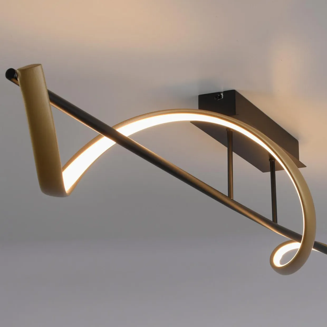Lampa sufitowa LED Wi-Fi czarno-złota Q-SWING z pilotem