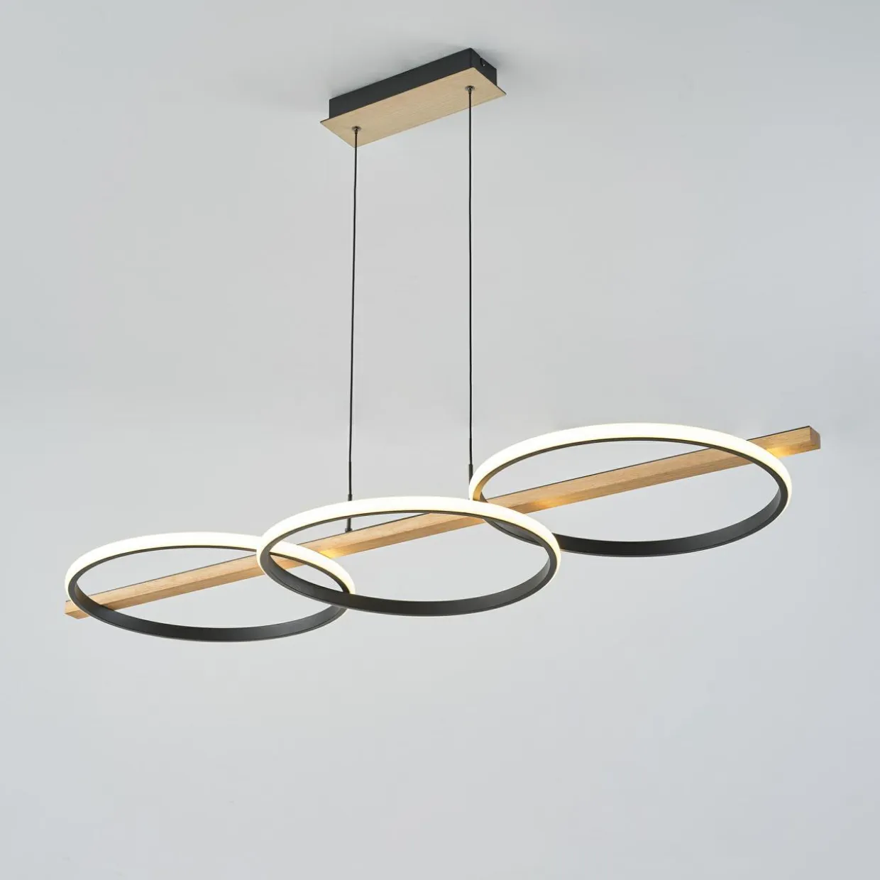 Lampa wisząca LED 3 pierścienie jasne drewno czarna ALMERIA