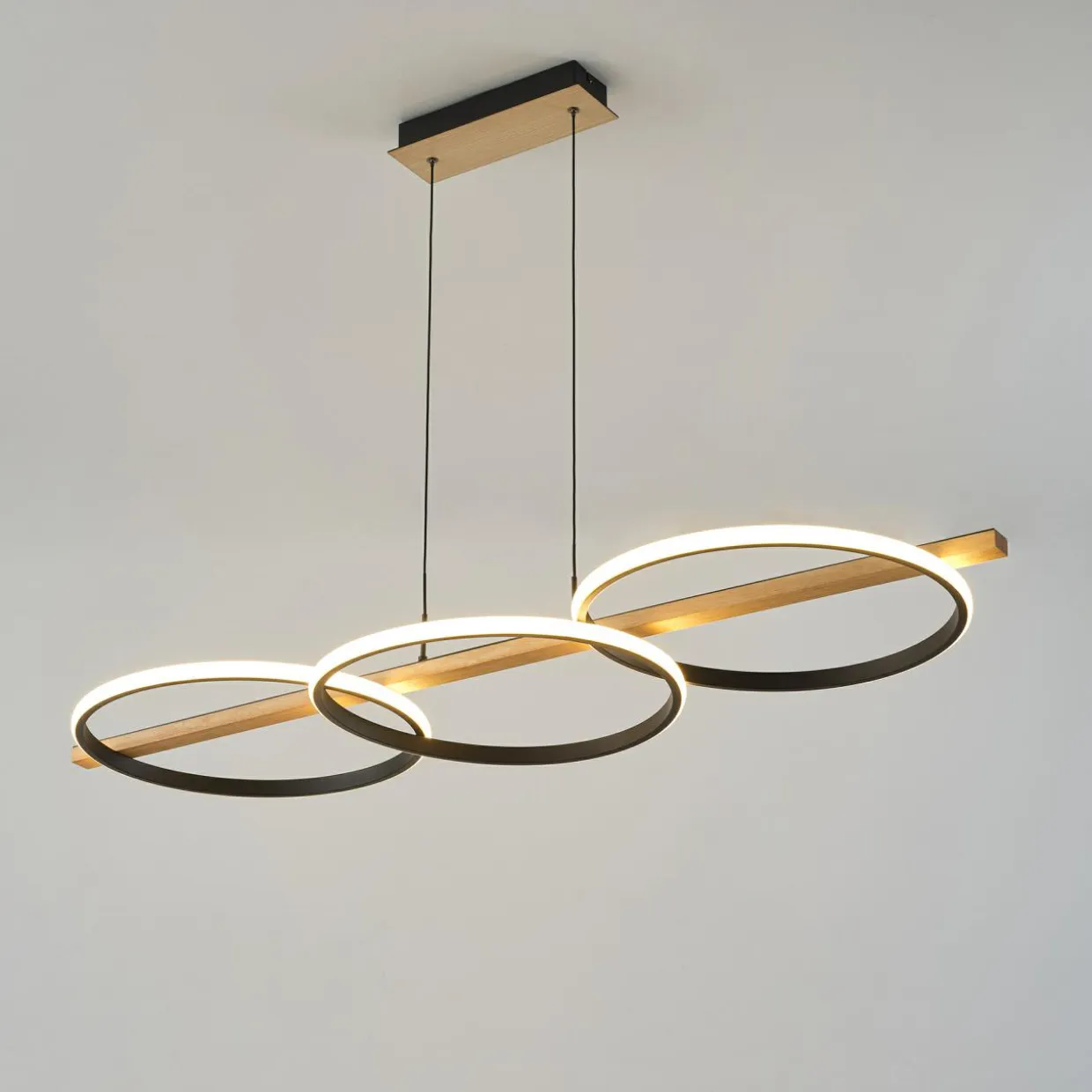 Lampa wisząca LED 3 pierścienie jasne drewno czarna ALMERIA