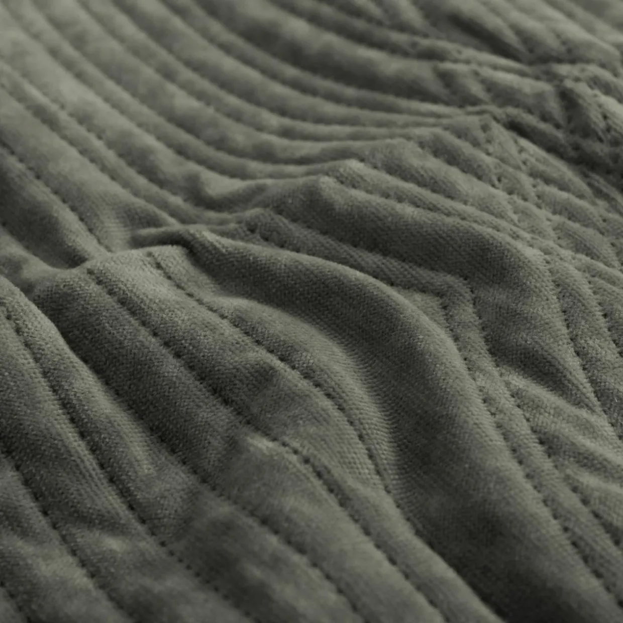 Narzuta na łóżko oliwkowa SILKY 200x220 cm