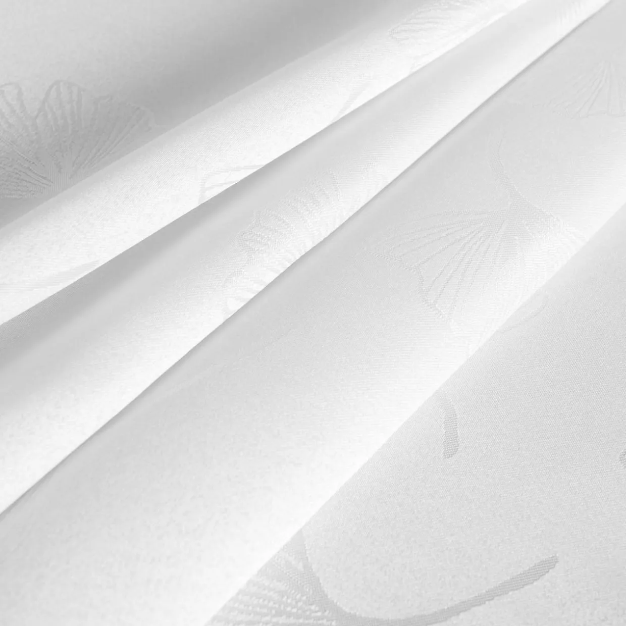 Obrus żakardowy w liście miłorzębu biały GINA 140x260 cm