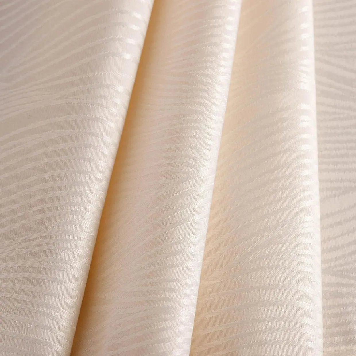 Obrus beżowy w falowane linie WAVES 140x220 cm