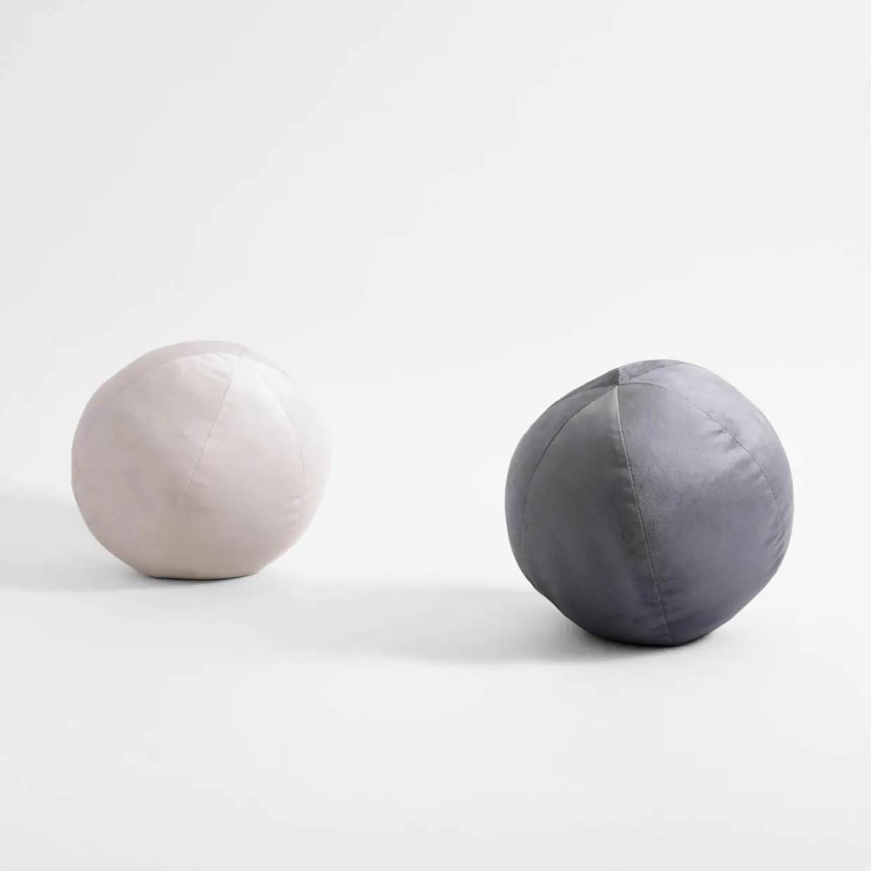 Poduszka dekoracyjna kremowa SPHERE 27 cm