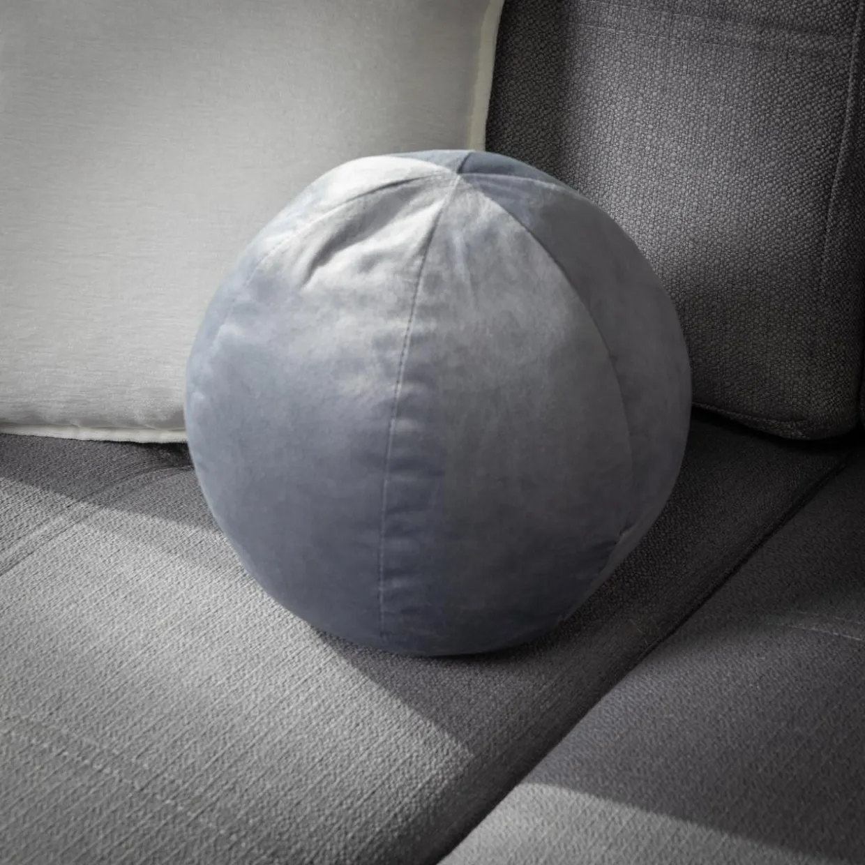 Poduszka dekoracyjna kula szara SPHERE 27 cm