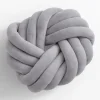 Poduszka ozdobna węzeł jasnoszara TWISTY 30 cm