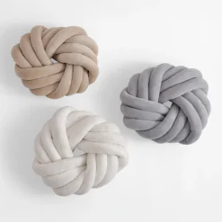 Poduszka ozdobna węzeł jasnoszara TWISTY 30 cm