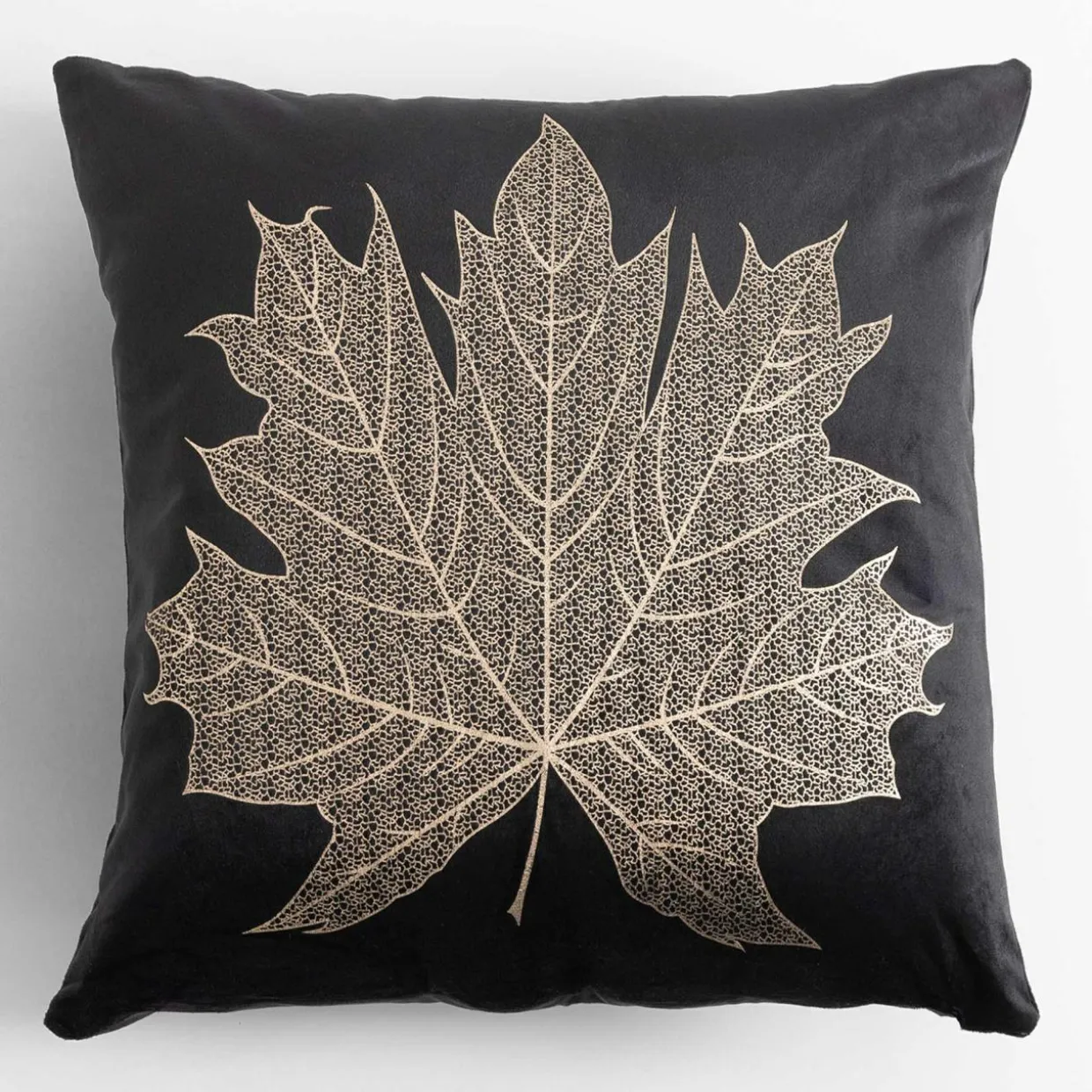 Poszewka dekoracyjna w złoty liść czarna MAPLE 45x45 cm