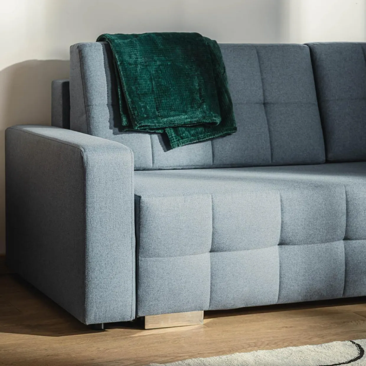 Sofa rozkładana z pikowaniem szaroniebieska LILA